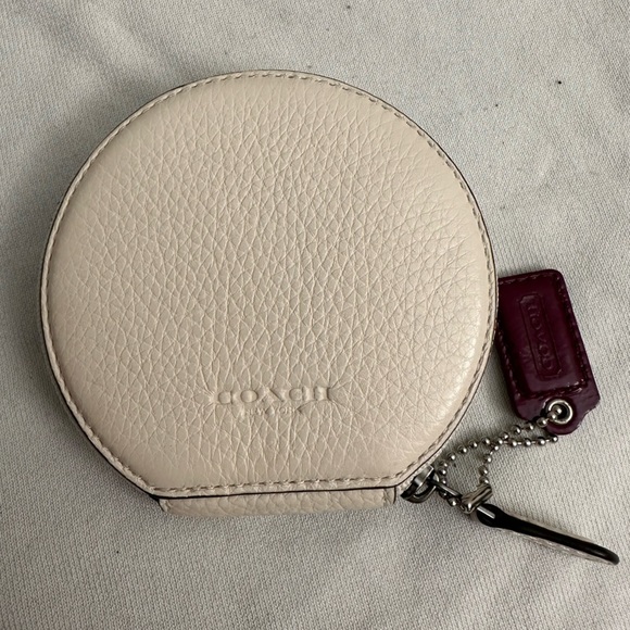 Coach Coin Case Wallet Round Leather C Motif Retails $95 EUC - Picture 2 of 4